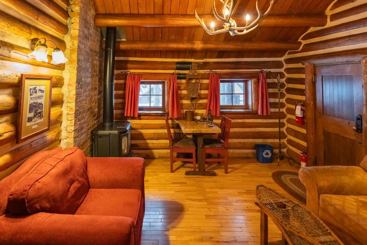 Storm Mountain Lodge & Cabins Castle Junction Bagian luar foto