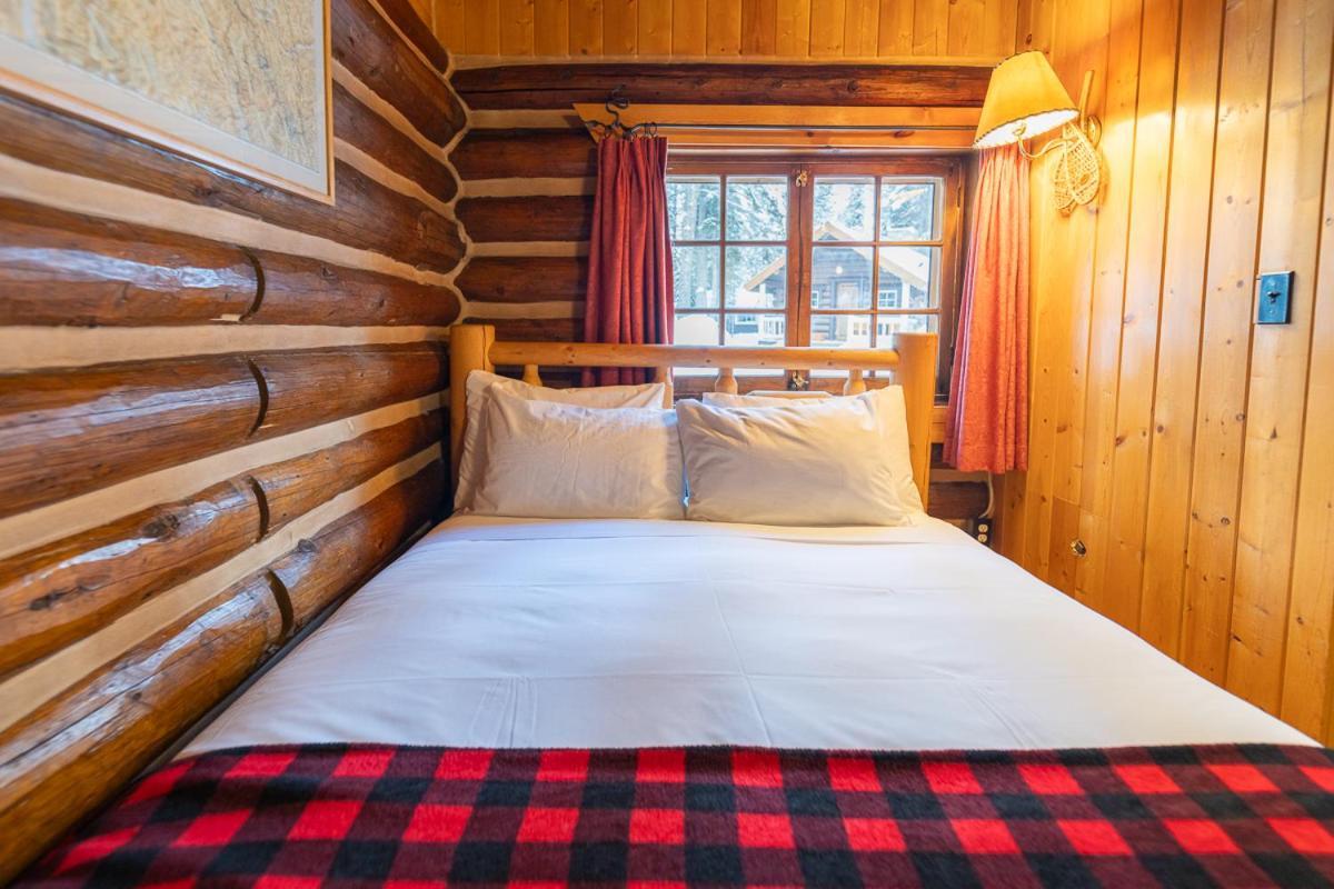 Storm Mountain Lodge & Cabins Castle Junction Bagian luar foto
