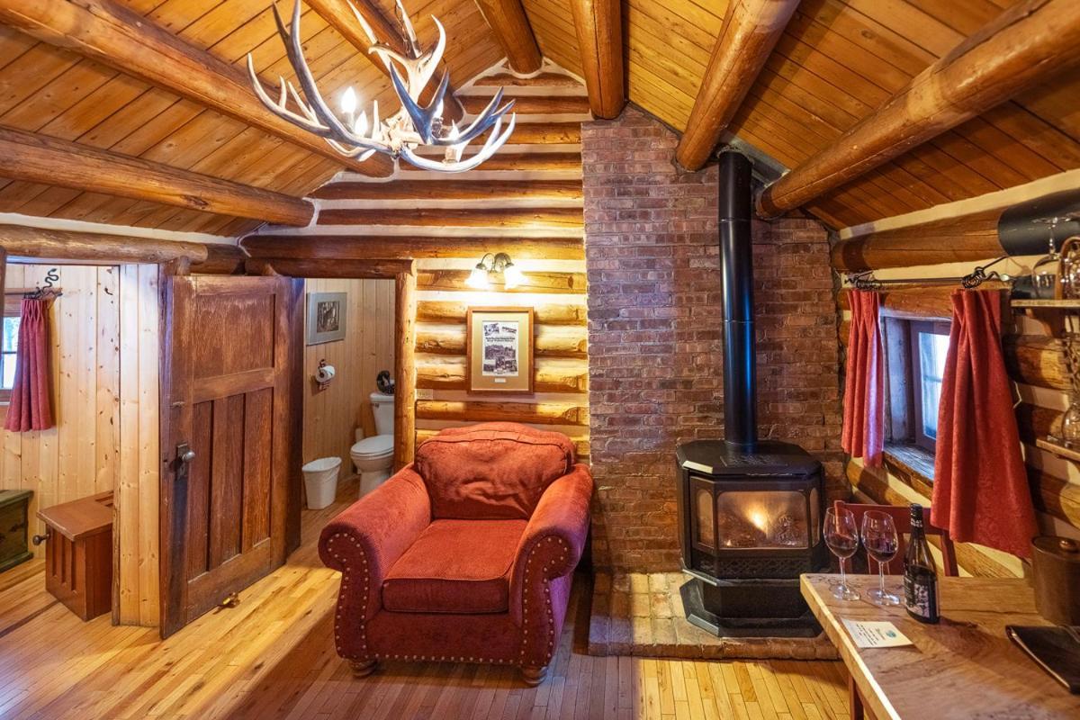 Storm Mountain Lodge & Cabins Castle Junction Bagian luar foto