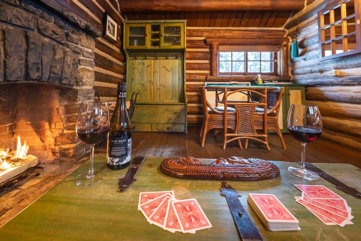 Storm Mountain Lodge & Cabins Castle Junction Bagian luar foto