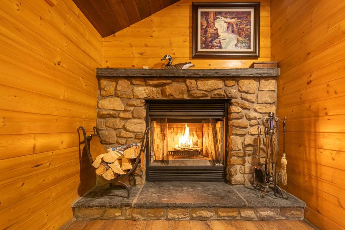 Storm Mountain Lodge & Cabins Castle Junction Bagian luar foto