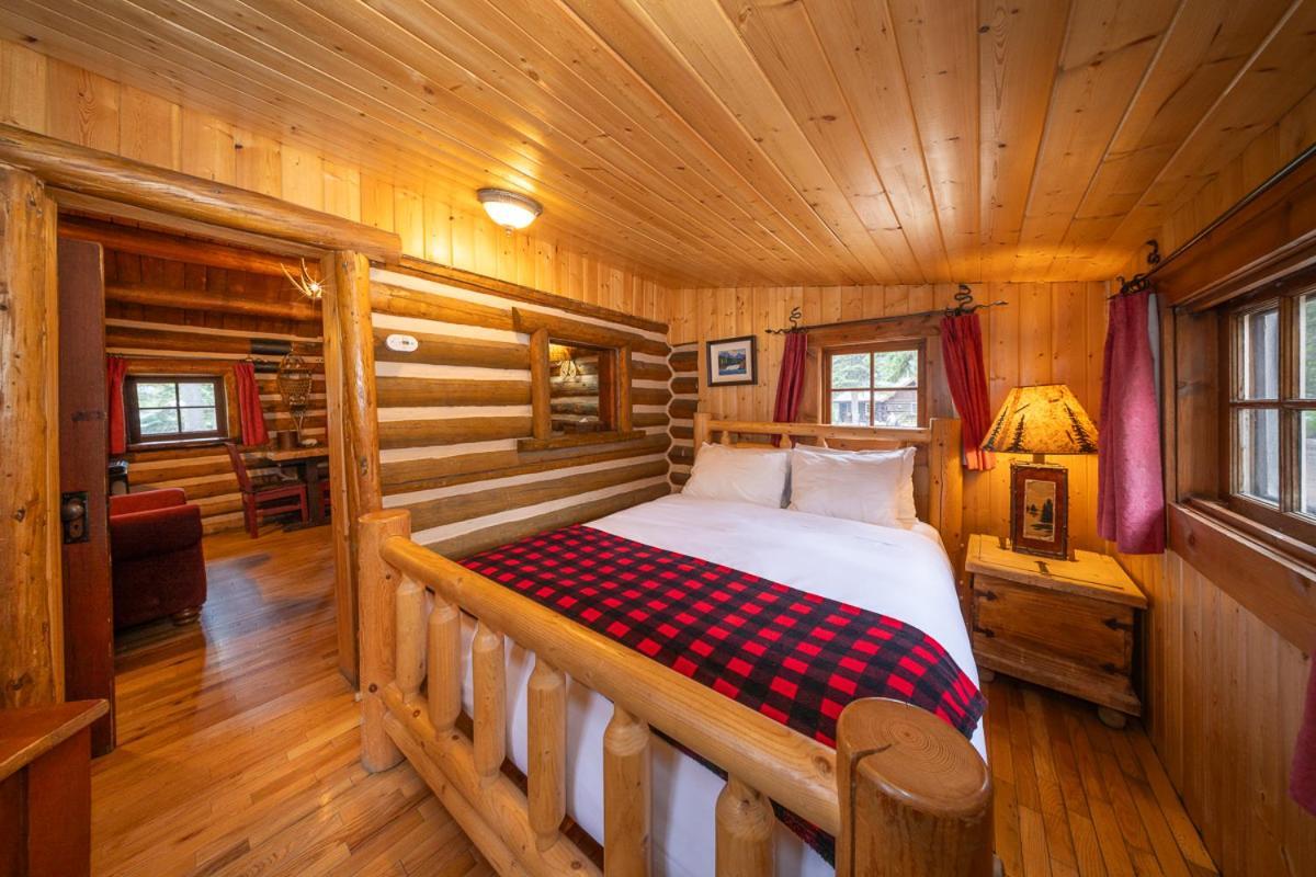 Storm Mountain Lodge & Cabins Castle Junction Bagian luar foto