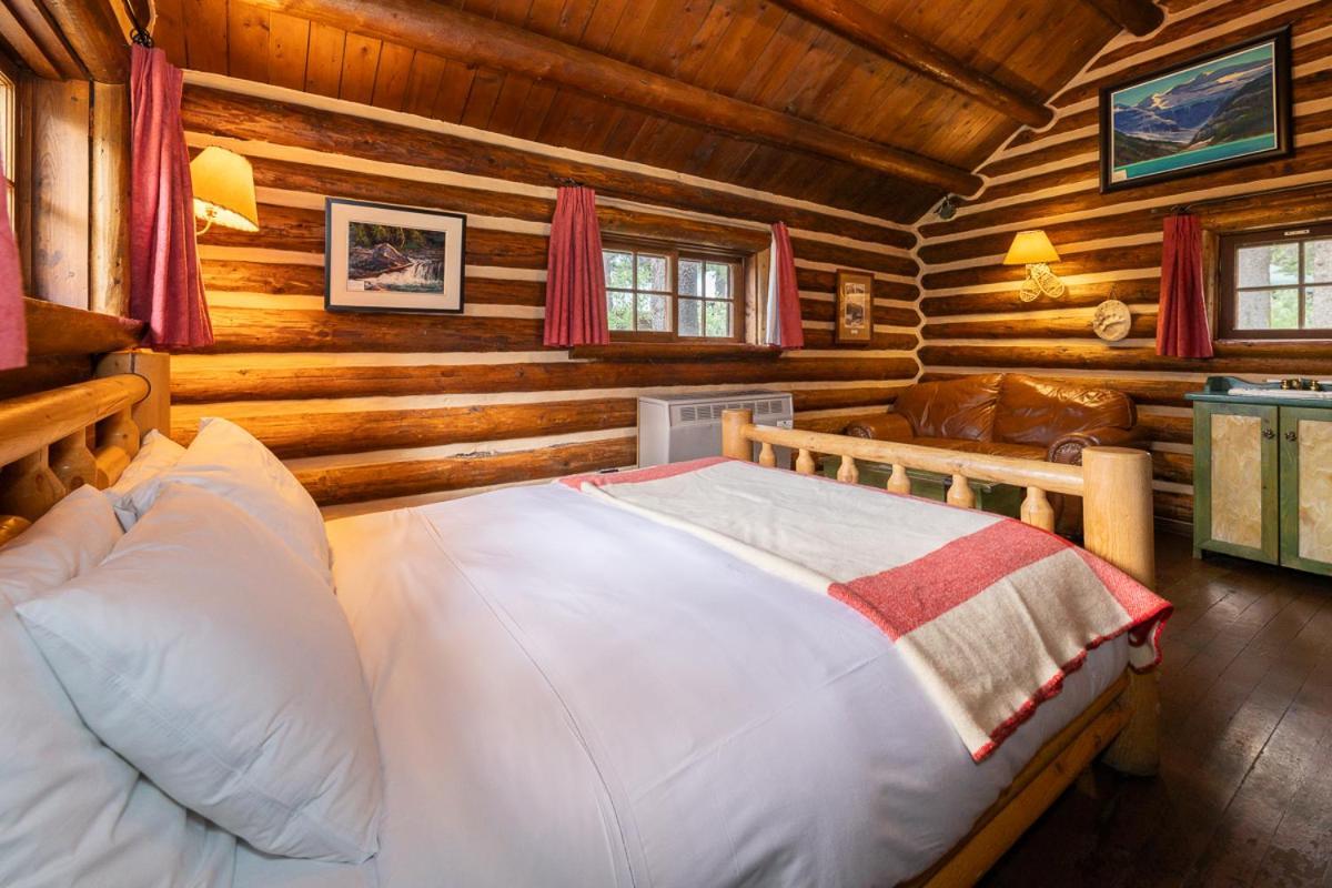 Storm Mountain Lodge & Cabins Castle Junction Bagian luar foto