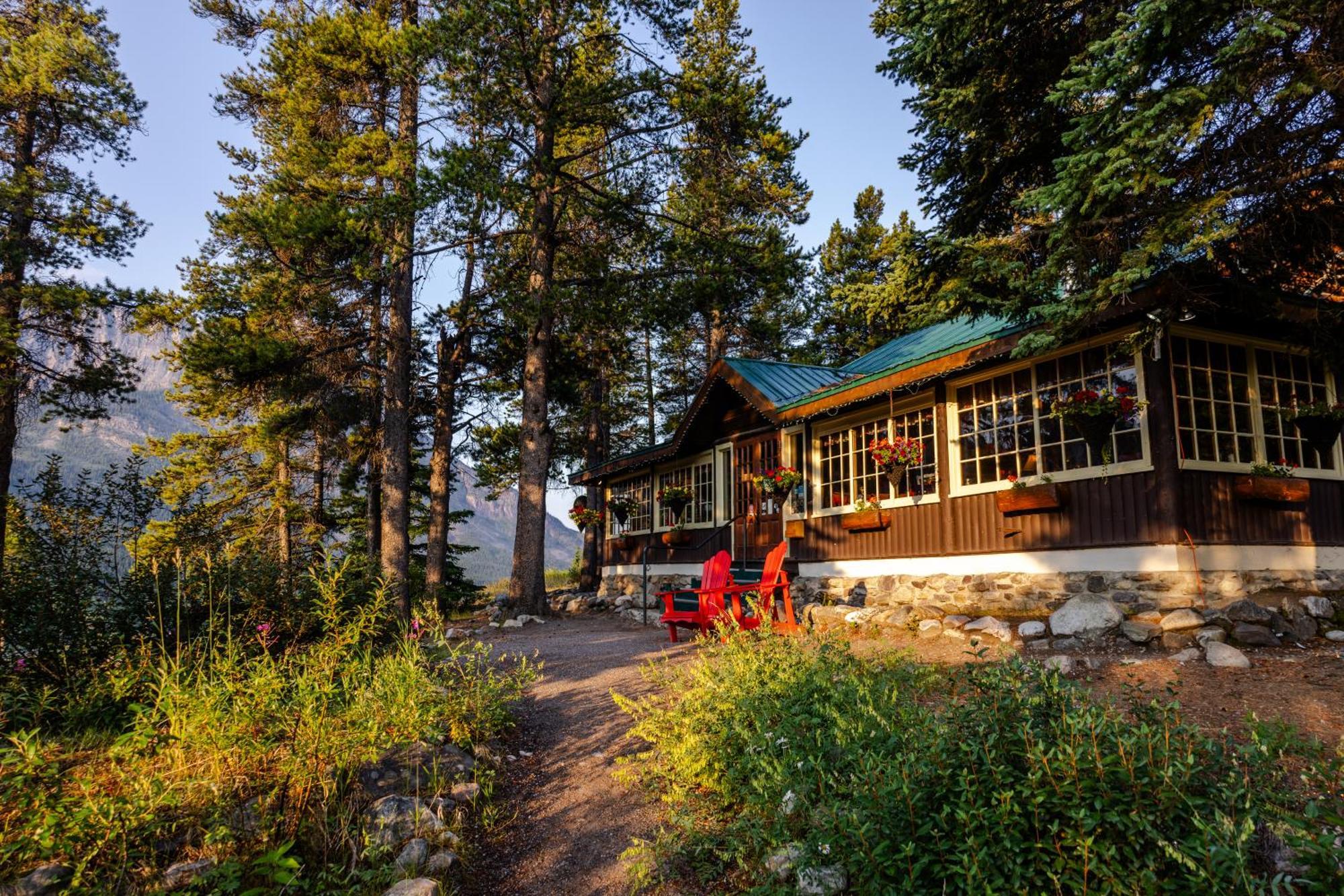 Storm Mountain Lodge & Cabins Castle Junction Bagian luar foto